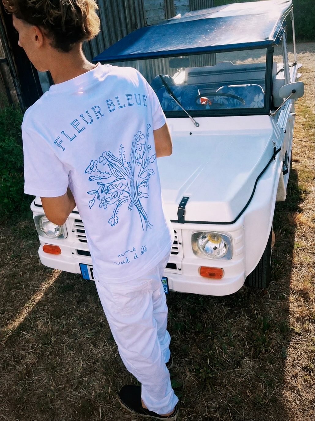 T-shirt Fleur Bleue devant une Méhari blanche