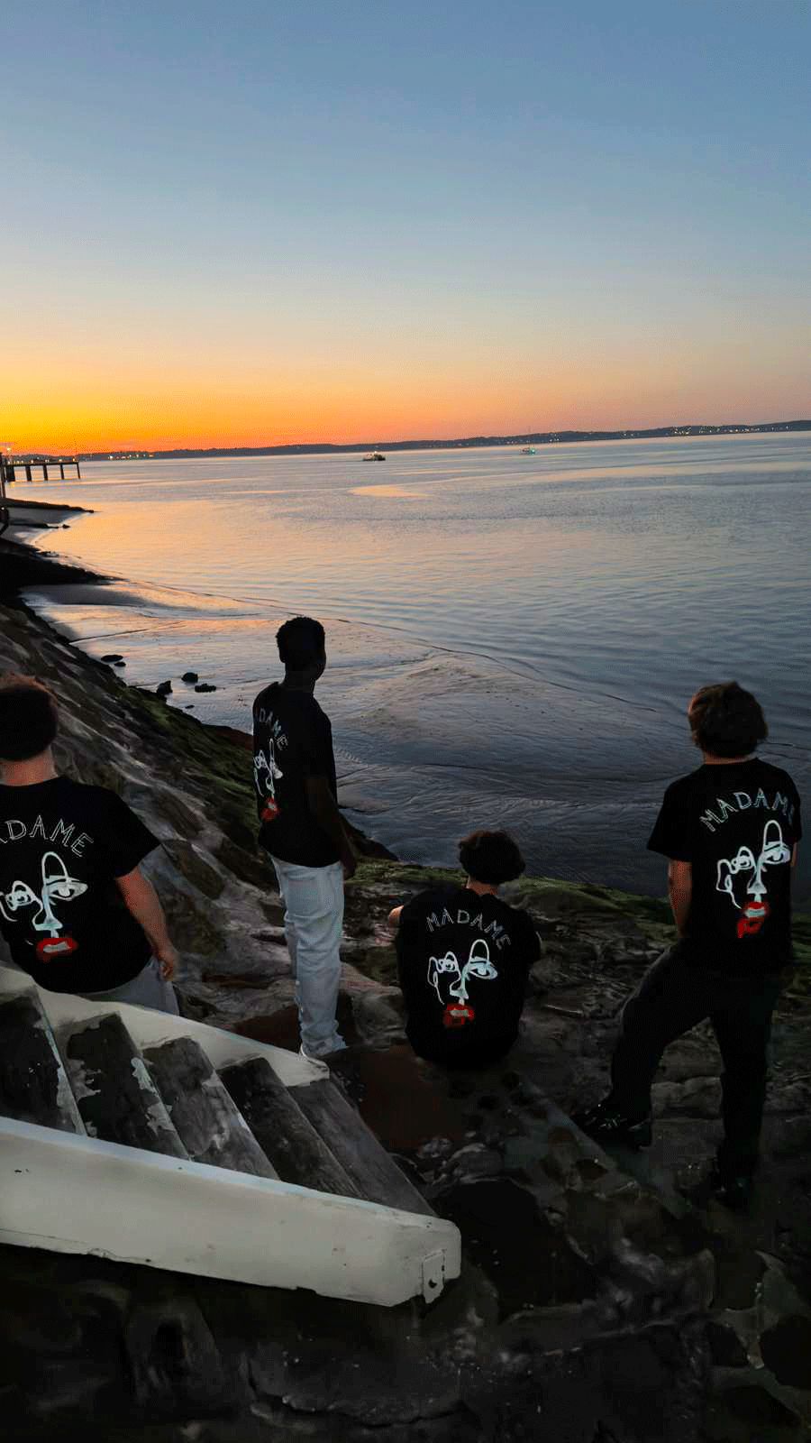 Quatre t-shirts Madame portés au coucher du soleil